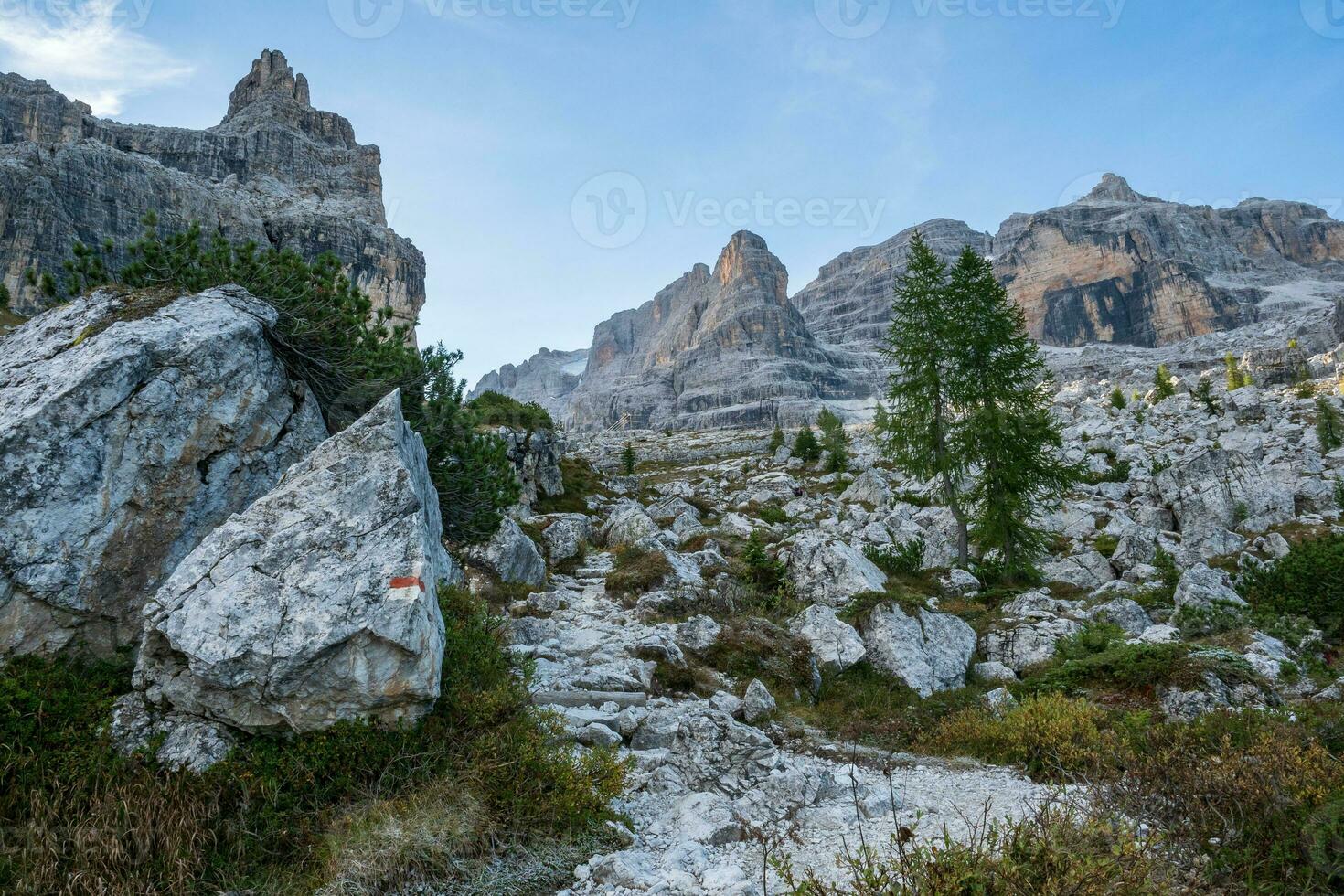 turist väg med skön dolomit landskap i de bakgrund, dolomiterna, Italien foto