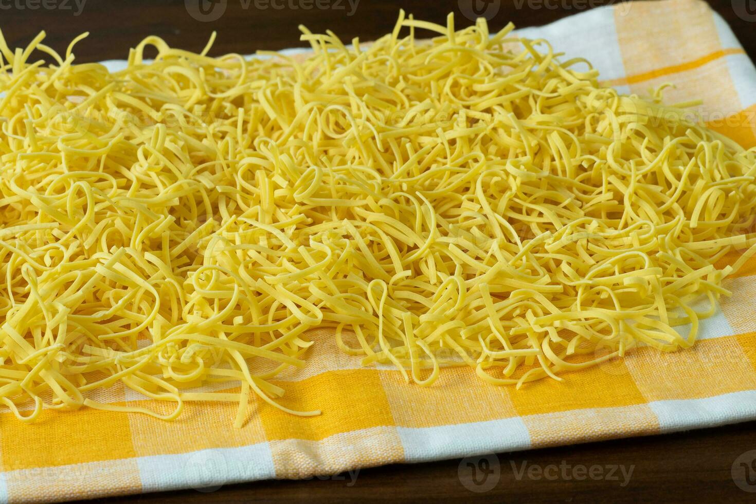 torr hemlagad soppa spaghetti. rå små spaghetti. foto