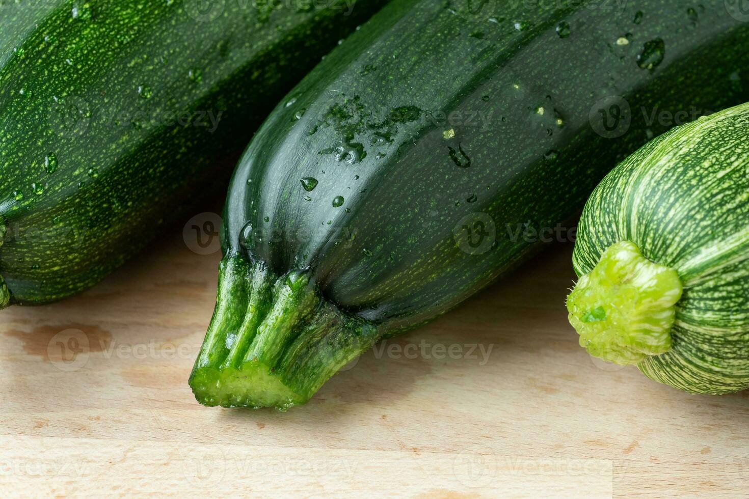 färsk zucchini på skärande styrelse foto