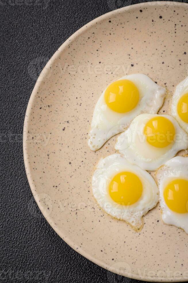 utsökt näringsrik frukost av friterad vaktel ägg, bacon, baljväxter och körsbär tomater foto