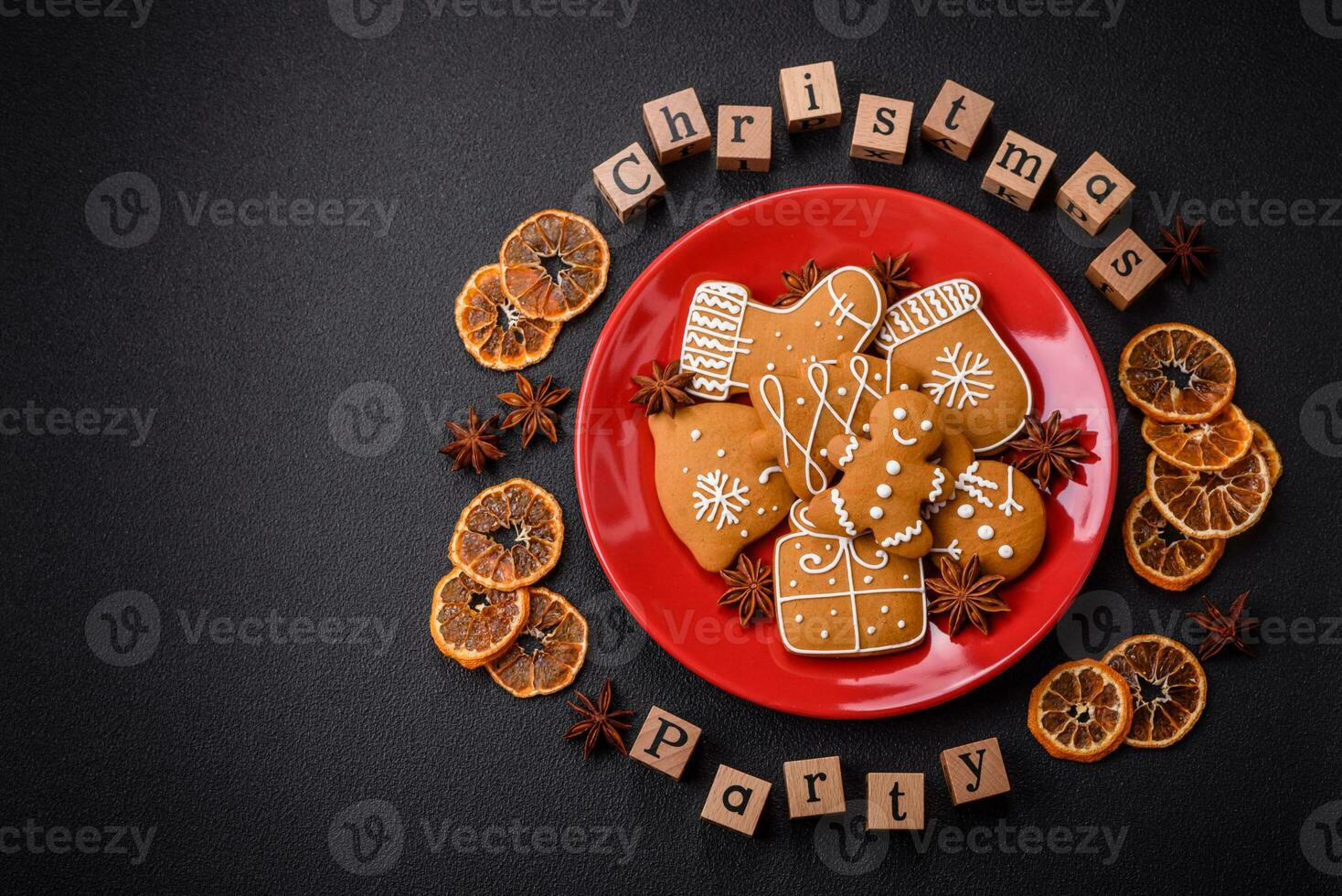 jul fest inskrift med trä- kuber på en mörk betong bakgrund foto