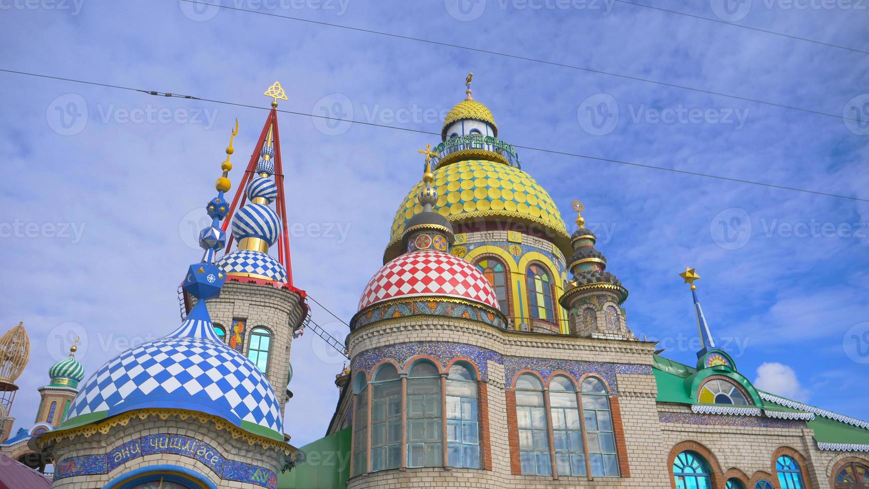 tempel för alla religioner och blå himmel solig dag i Kazan Ryssland foto