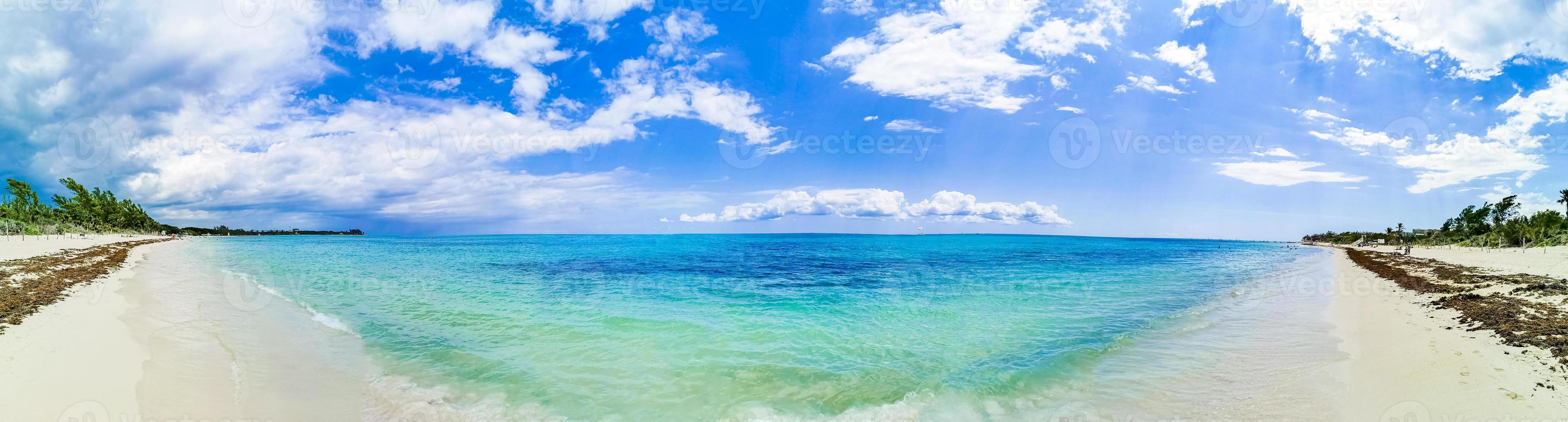 tropisk strandpanorama vid punta esmeralda, playa del carmen, mexico foto