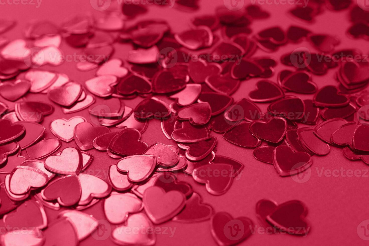 röd hjärtan konfetti bakgrund. bröllop inbjudan, valentines bakgrund, kärlek, datum begrepp foto