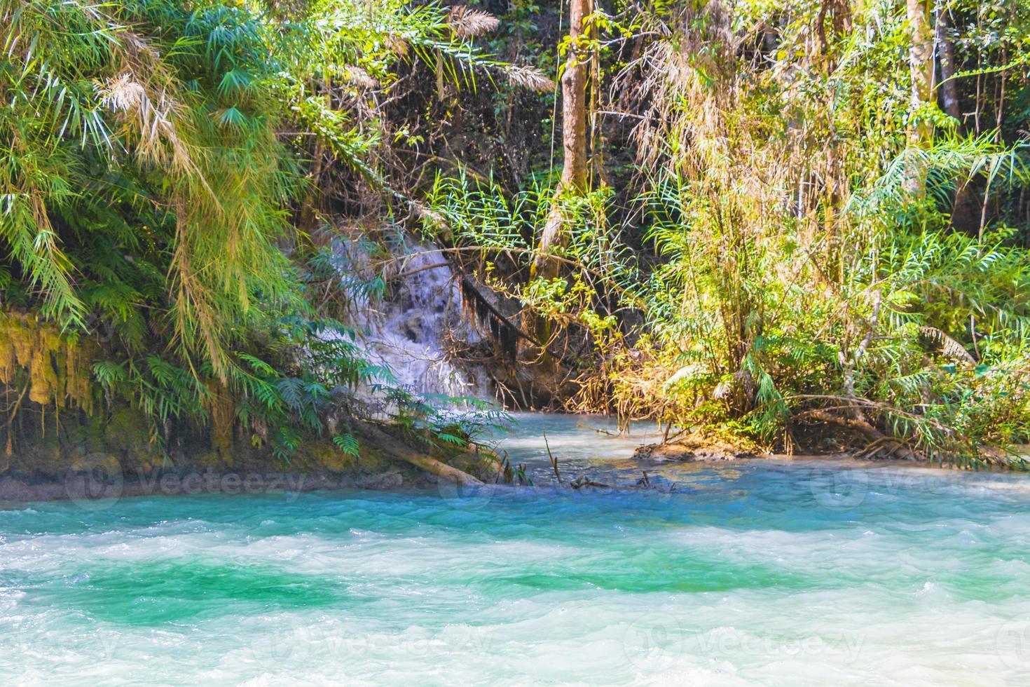 kuang si vattenfall vid luang prabang, laos foto