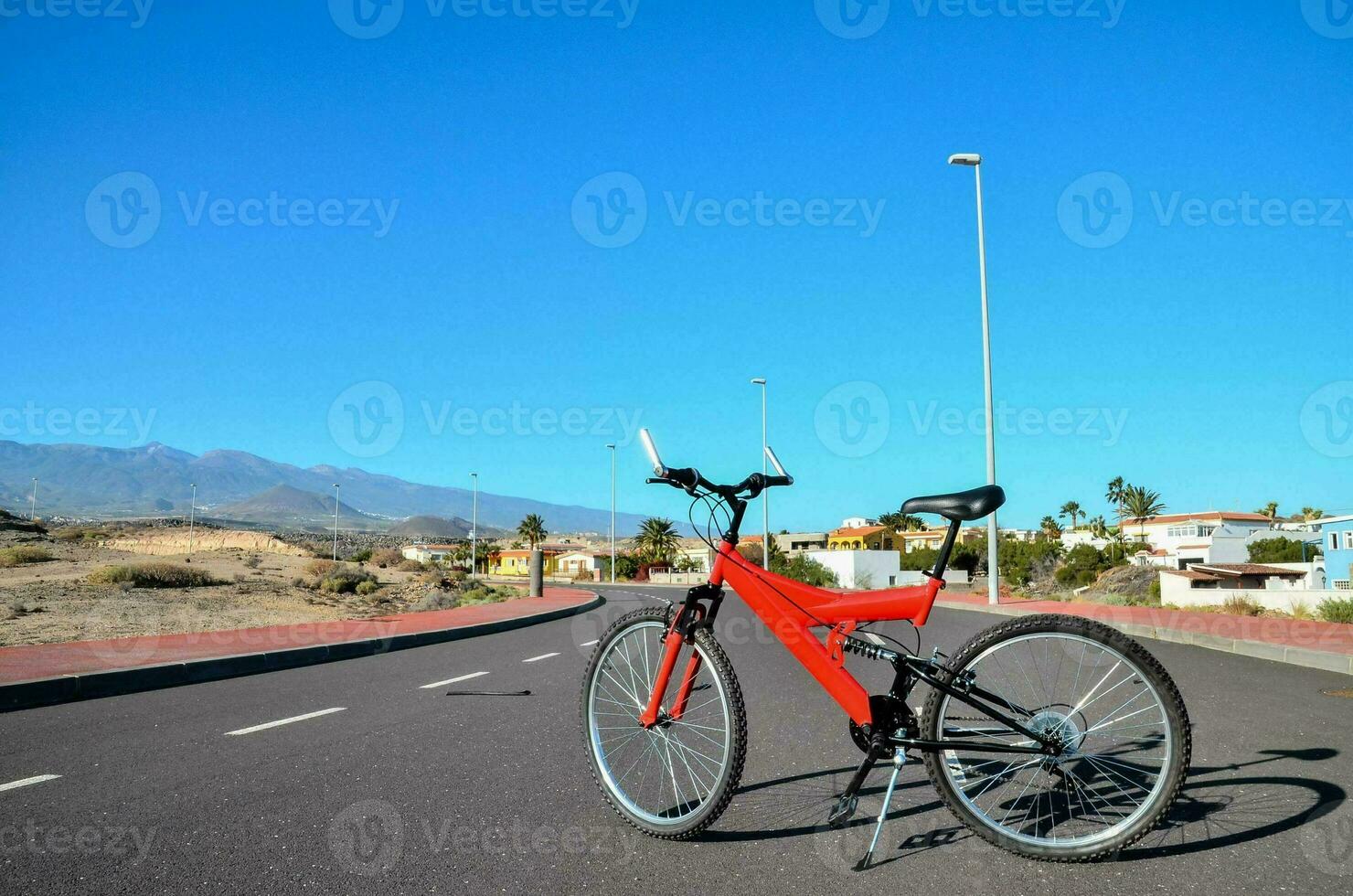 en röd cykel är parkerad i de väg foto