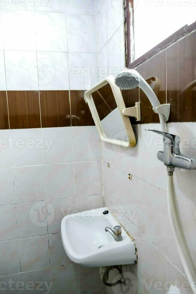 en badrum med en handfat och dusch foto