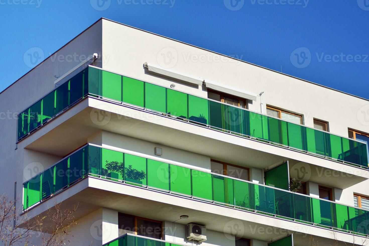 varumärke ny lägenhet byggnad på solig dag. modern bostads- arkitektur. modern multi familj lägenhet hus. foto