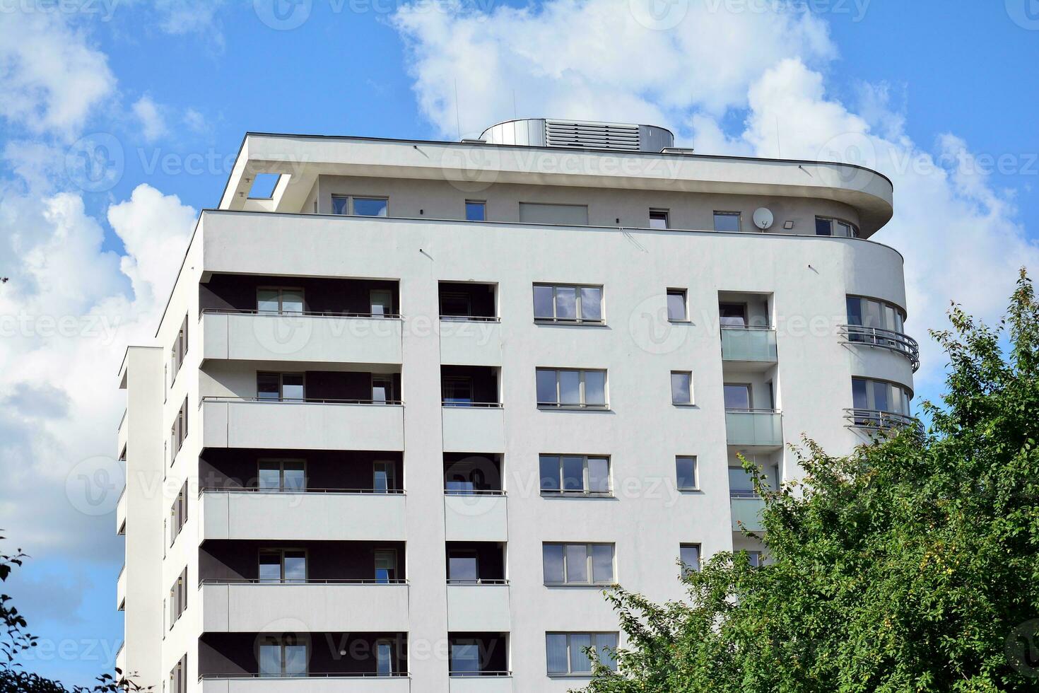 varumärke ny lägenhet byggnad på solig dag. modern bostads- arkitektur. modern multi familj lägenhet hus. foto