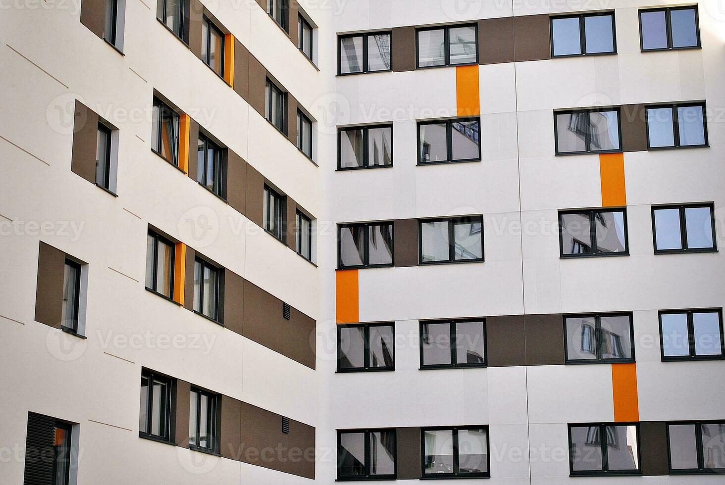 varumärke ny lägenhet byggnad på solig dag. modern bostads- arkitektur. modern multi familj lägenhet hus. foto