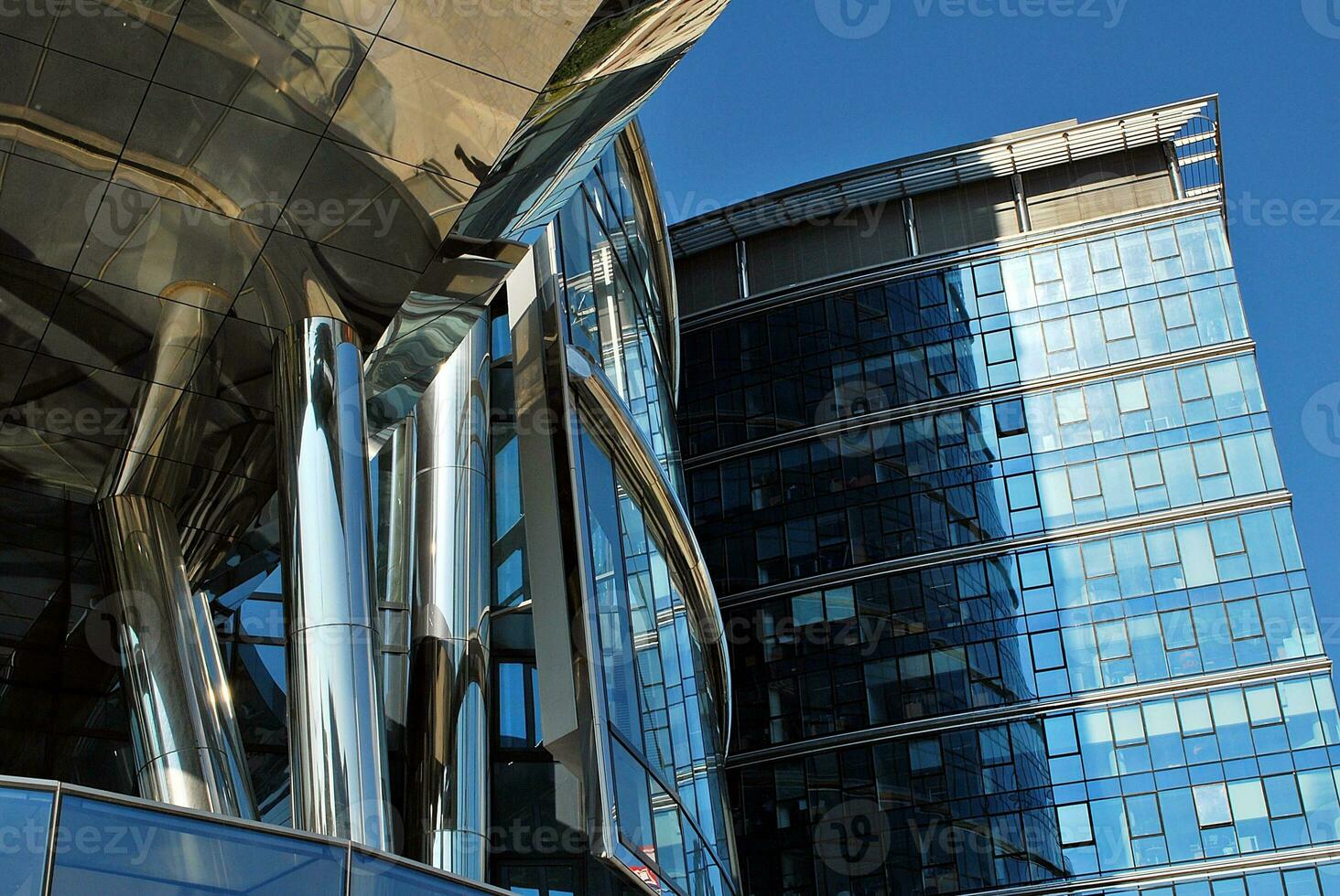 glas byggnad med transparent Fasad av de byggnad och blå himmel. strukturell glas vägg reflekterande blå himmel. abstrakt modern arkitektur fragment. samtida arkitektonisk bakgrund. foto