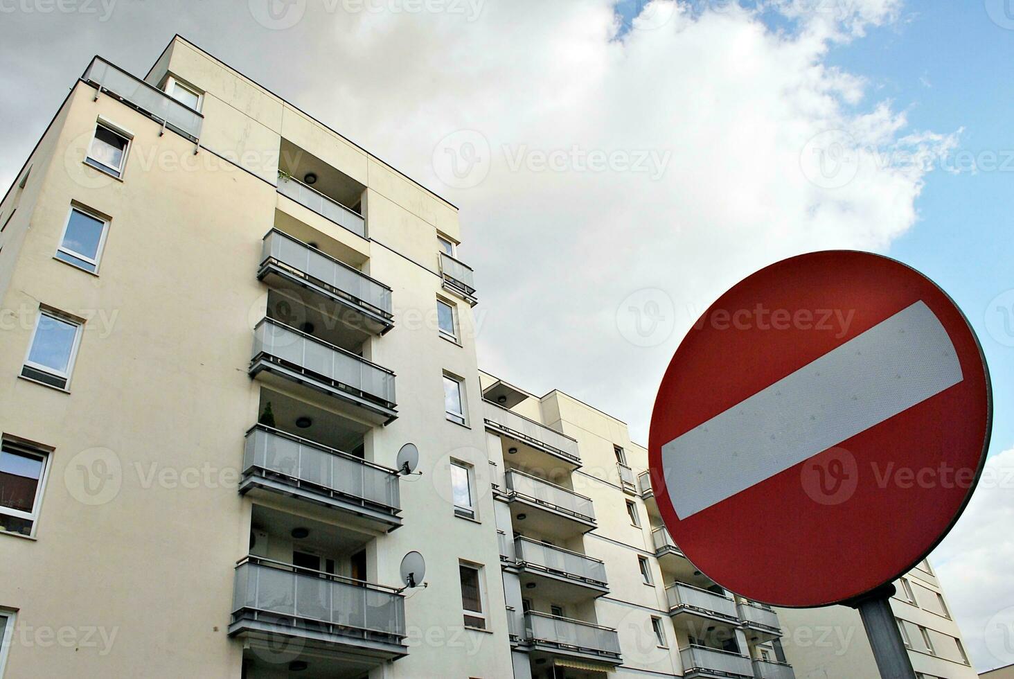 modern lägenhet byggnad i solig dag. exteriör, bostads- hus Fasad. foto