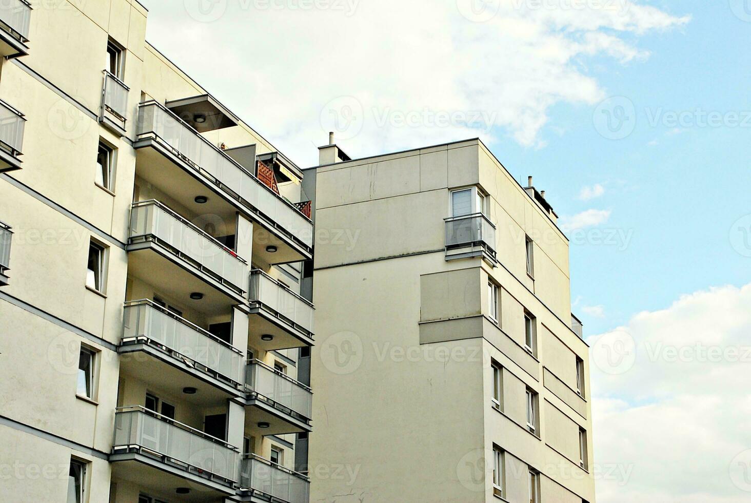 modern lägenhet byggnad i solig dag. exteriör, bostads- hus Fasad. foto
