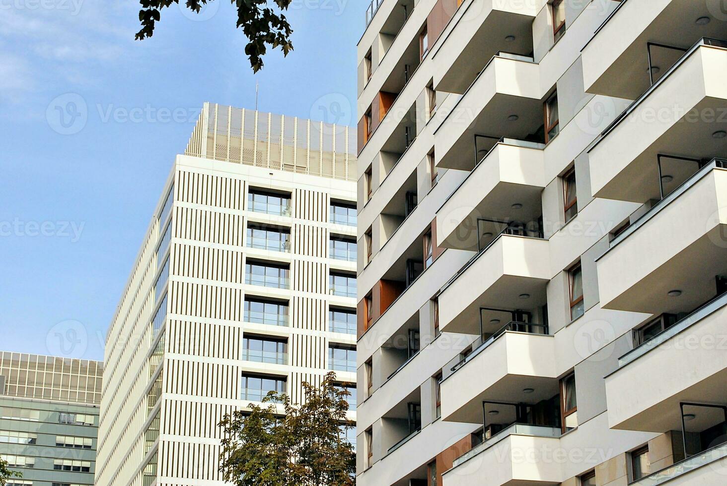 modern lägenhet byggnad i solig dag. exteriör, bostads- hus Fasad. foto