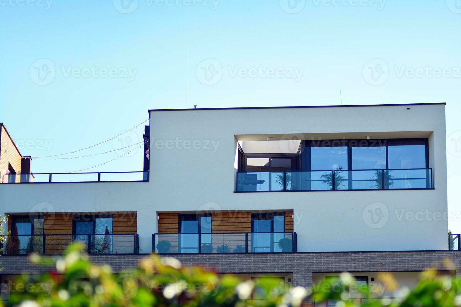 ny lägenhet byggnad med glas balkonger. modern arkitektur hus förbi de hav. stor glas på de Fasad av de byggnad. foto