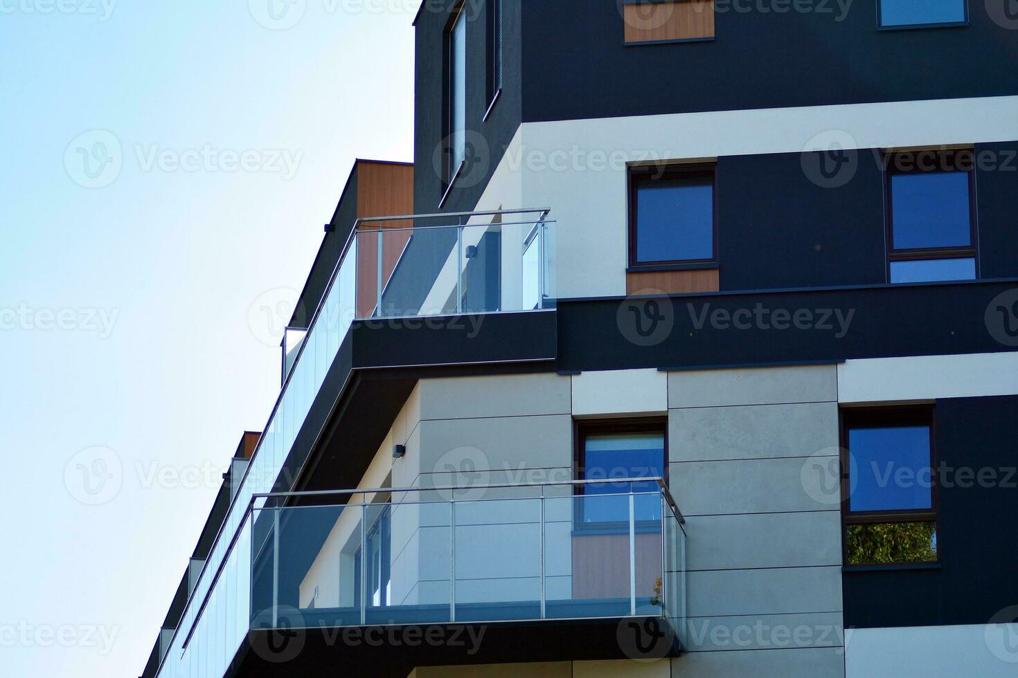 ny lägenhet byggnad med glas balkonger. modern arkitektur hus förbi de hav. stor glas på de Fasad av de byggnad. foto