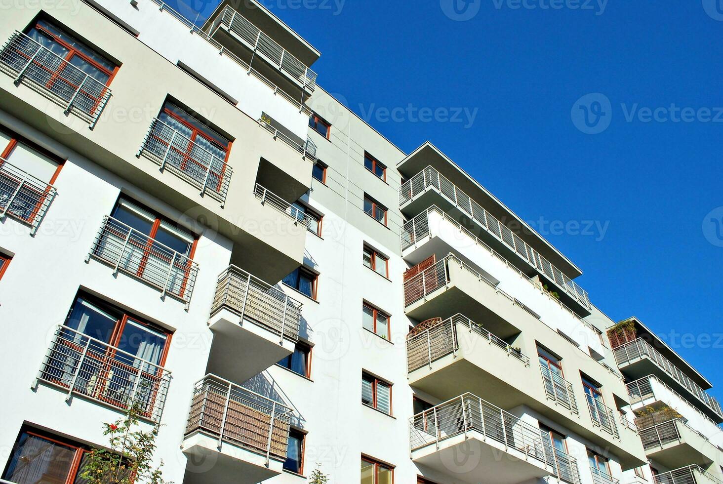 ny lägenhet byggnad med glas balkonger. modern arkitektur hus förbi de hav. stor glas på de Fasad av de byggnad. foto