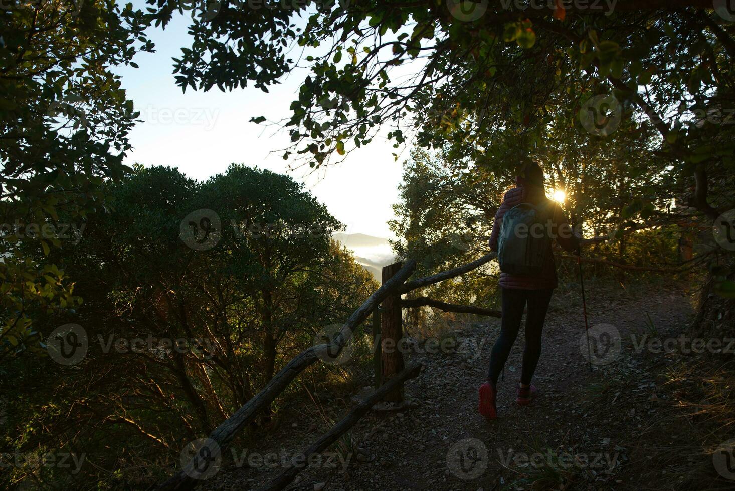 kvinna promenader och utforskar i de bergen mycket tidigt i de morgon. foto