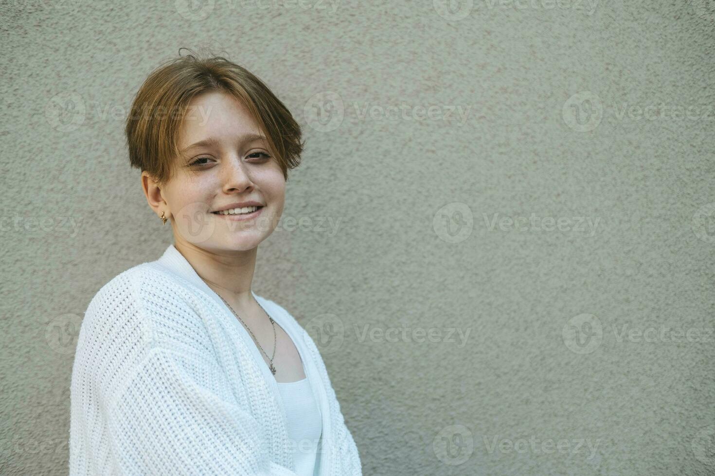 äventyrlig anda lyser genom porträtt av en Tonårs flicka med kort, röd hår, epitome av ungdom foto