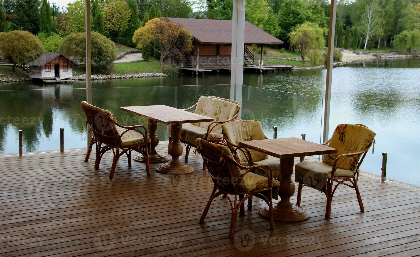 korg- möbel på lägenhet terrass över sjö foto