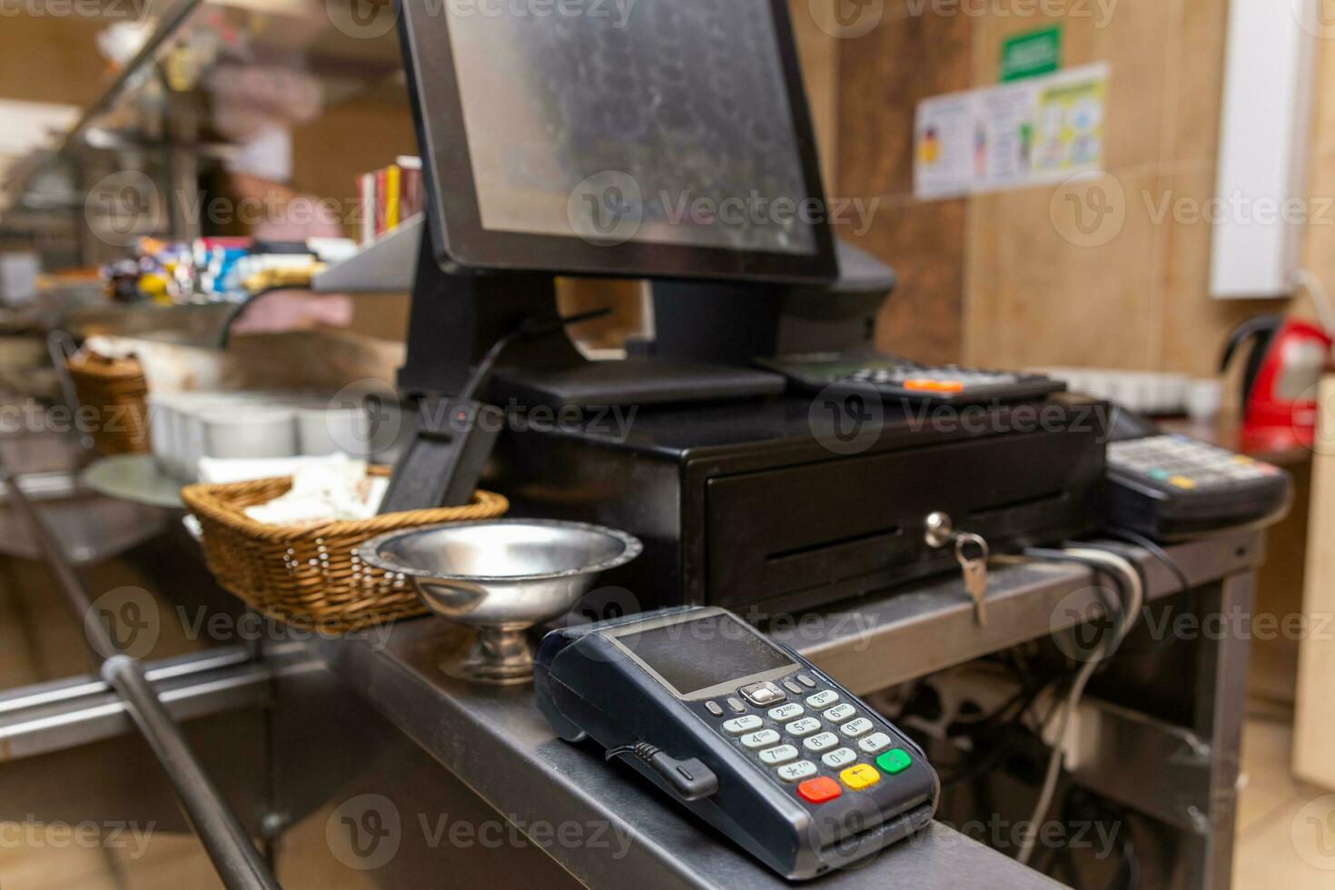 kontanter Registrera för betalande för inköp i en Kafé med en digital terminal. foto