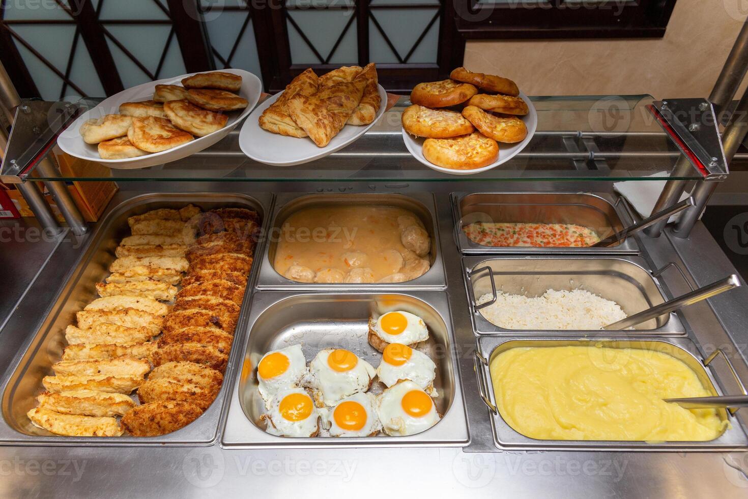 snabb mat bistro, mat i metall brickor, kotlett sallader garnering på de Kafé fönster foto