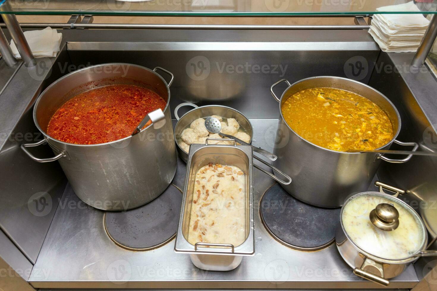 soppa uppvärmd kastruller med slev i Kafé. foto