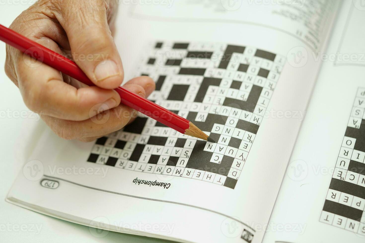 äldre kvinna spelar sudoku pussel spel för behandling demens förebyggande och alzheimers sjukdom. foto