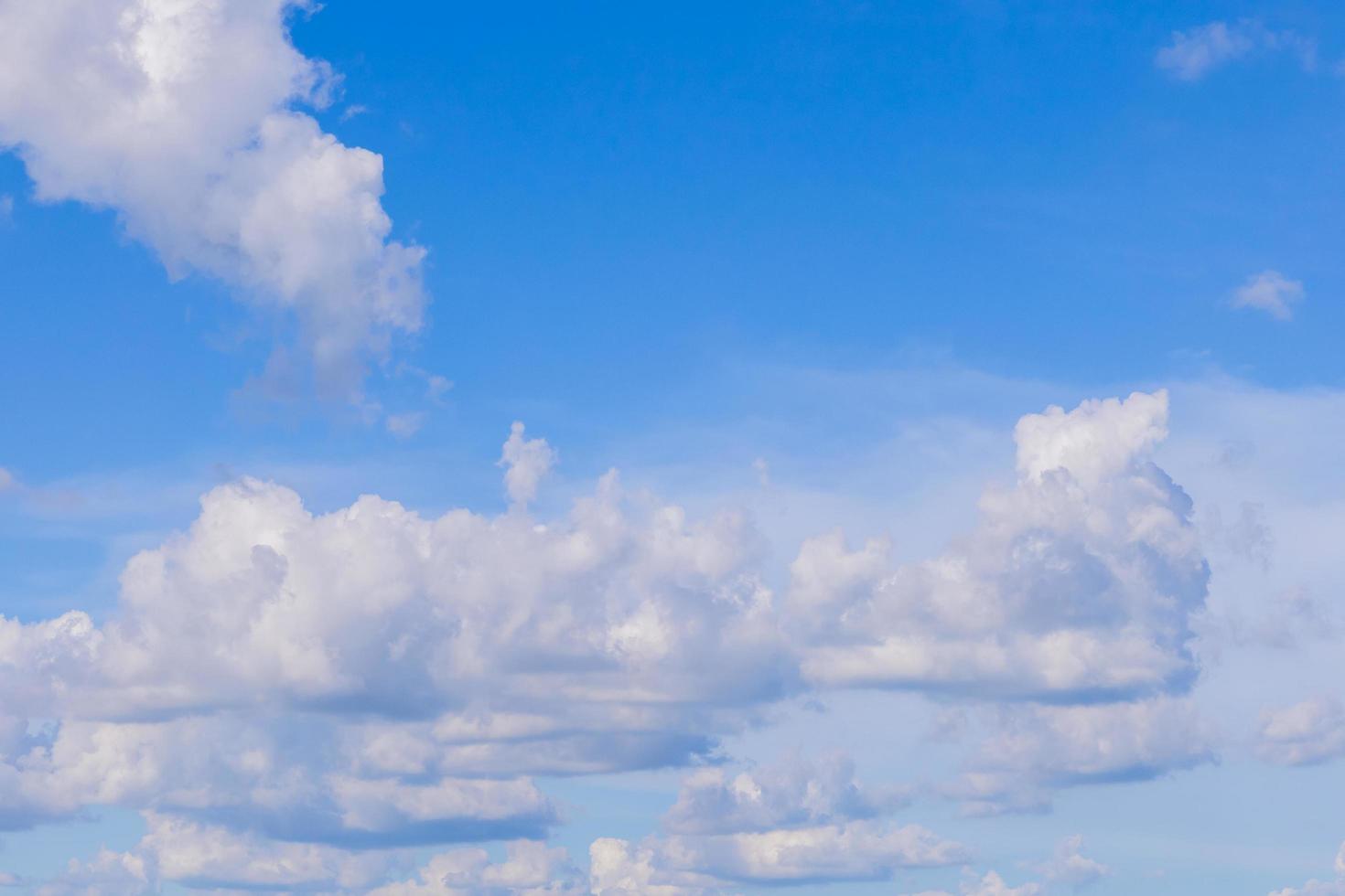 blå himmel bakgrund med moln foto