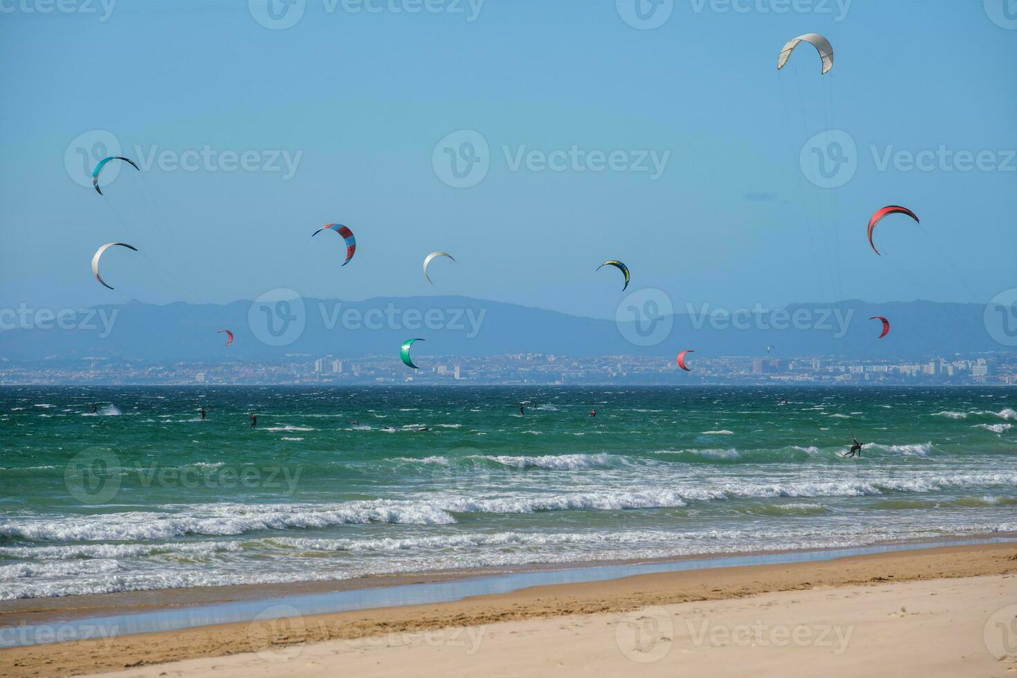 lekar kite kiteboarder kitesurfer drakar på de hav strand foto