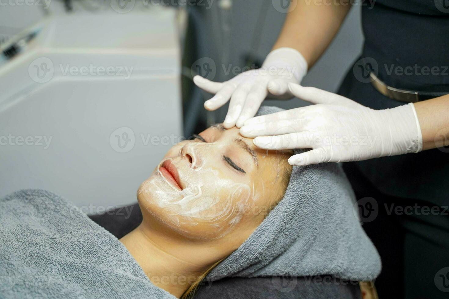 närbild skönhet kvinna framställning ansikte spa och ansiktsbehandling mask. foto