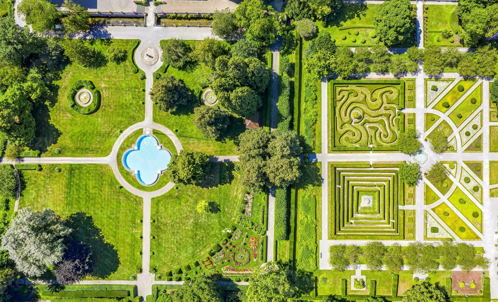 en skön antenn se till de parkera och trädgård i historisk slott salem på sjö Constance, bodensee foto