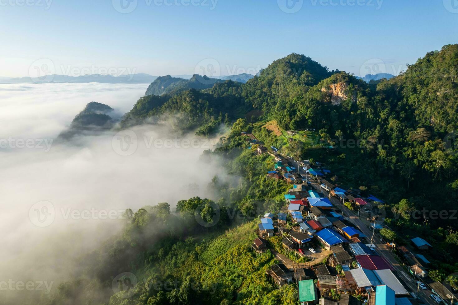 antenn se av de jabo by i de morgon- med de hav av dimma på jabo by, mae hong son, thailand. foto