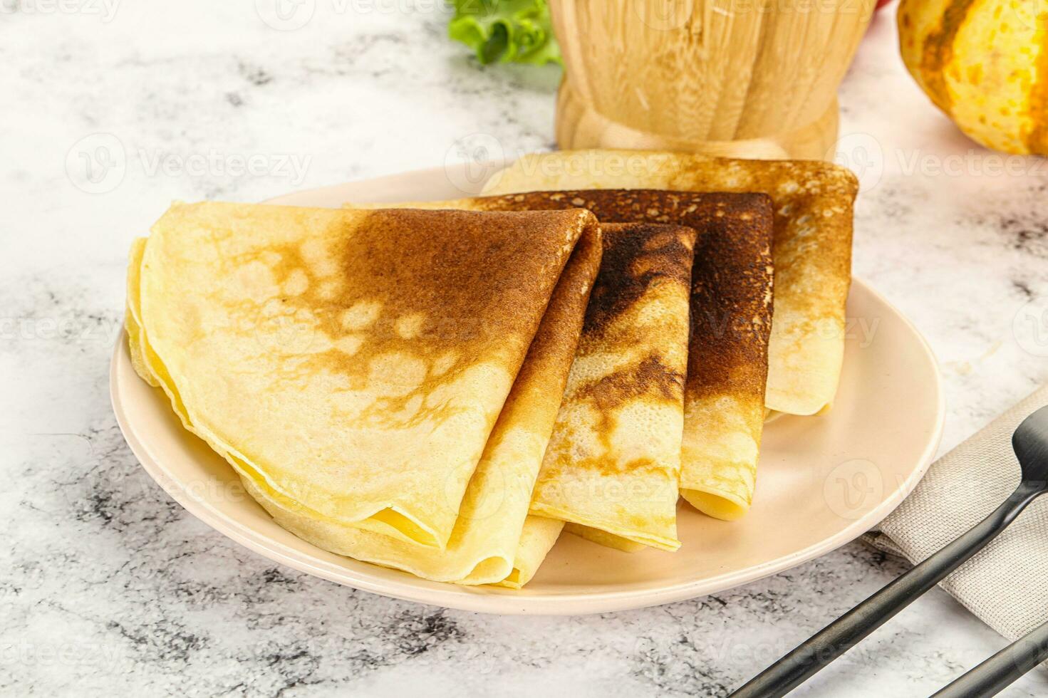 hemlagad pannkakor högen för frukost foto