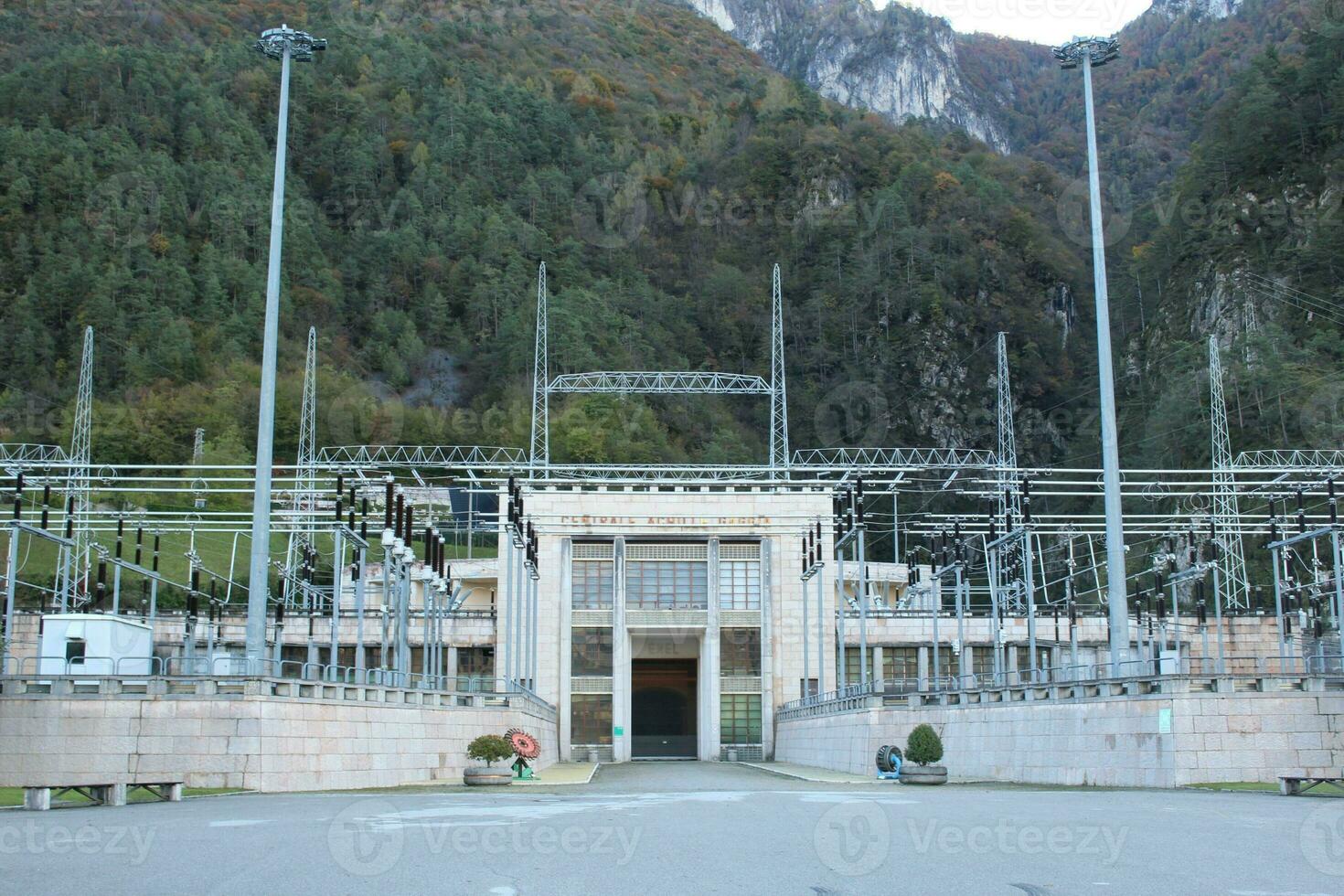 soverzene belluno Italien vattenkraft kraft station foto