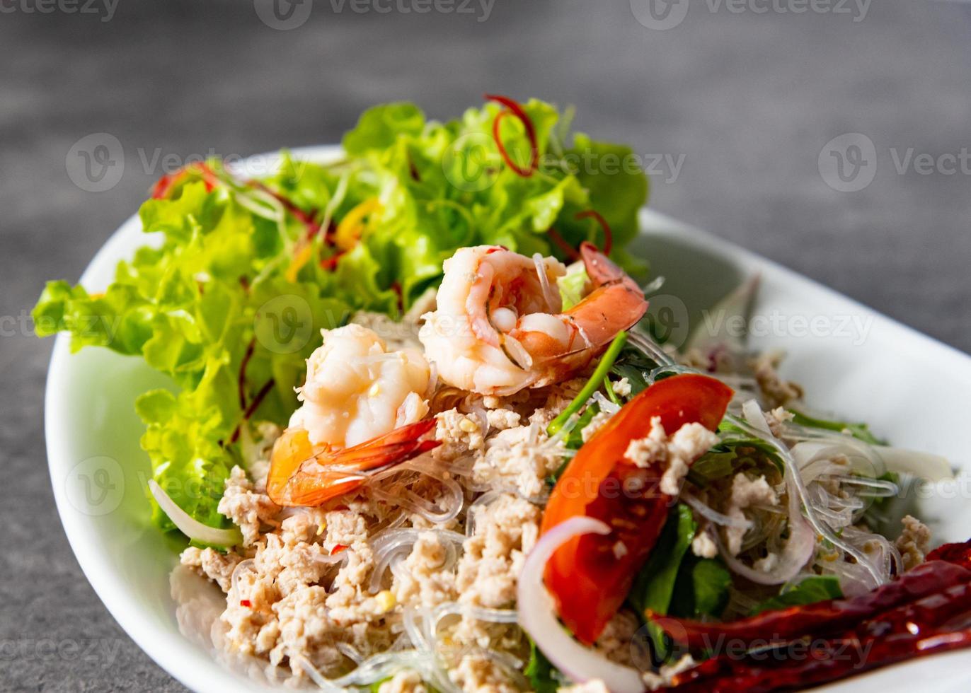 räkor vermicellisallad, kryddig nudelsallad, thai kryddig sallad foto