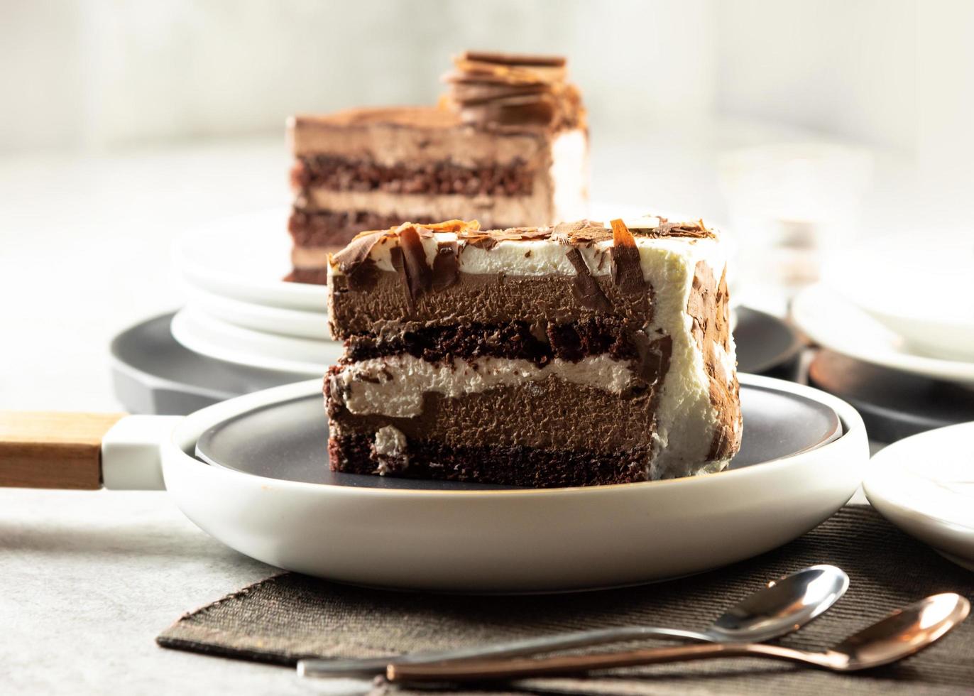 chokladmousskaka, chokladkaka med gräddfyllning foto