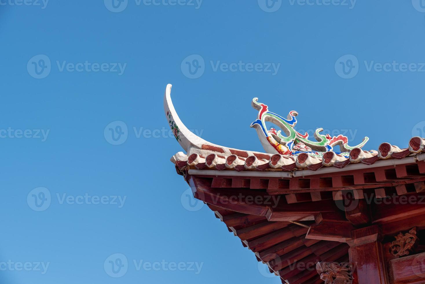 takfot och hörn av traditionell kinesisk buddhistisk arkitektur foto
