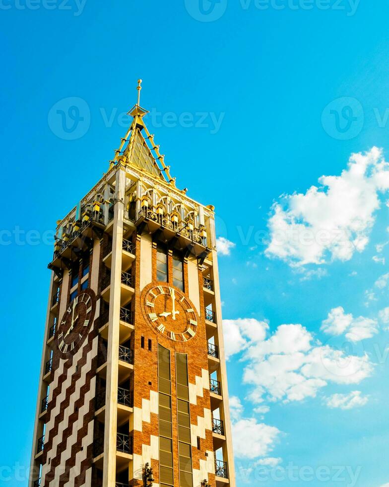 batumi, georgien, 2022 - stänga upp klocka torn på piazza fyrkant med smal gammal stad gata foto