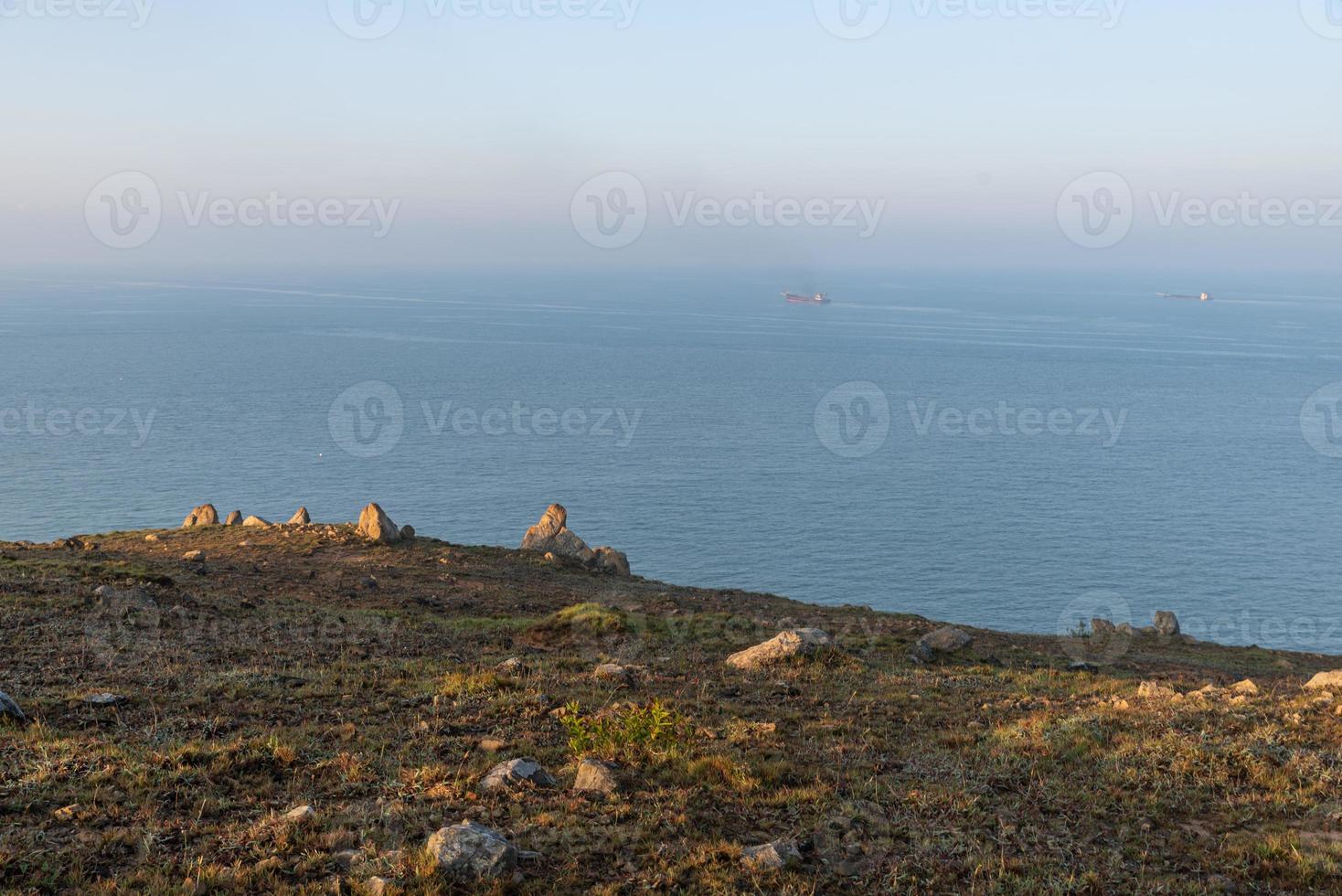 tidig morgon på campingön bildar stenar och solsken ett vackert landskap foto