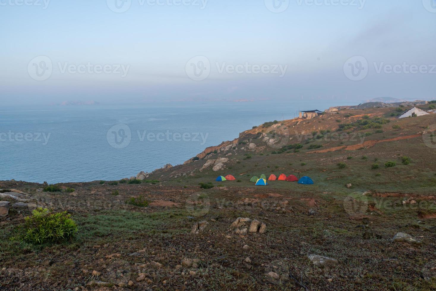 tidig morgon på campingön bildar stenar och solsken ett vackert landskap foto