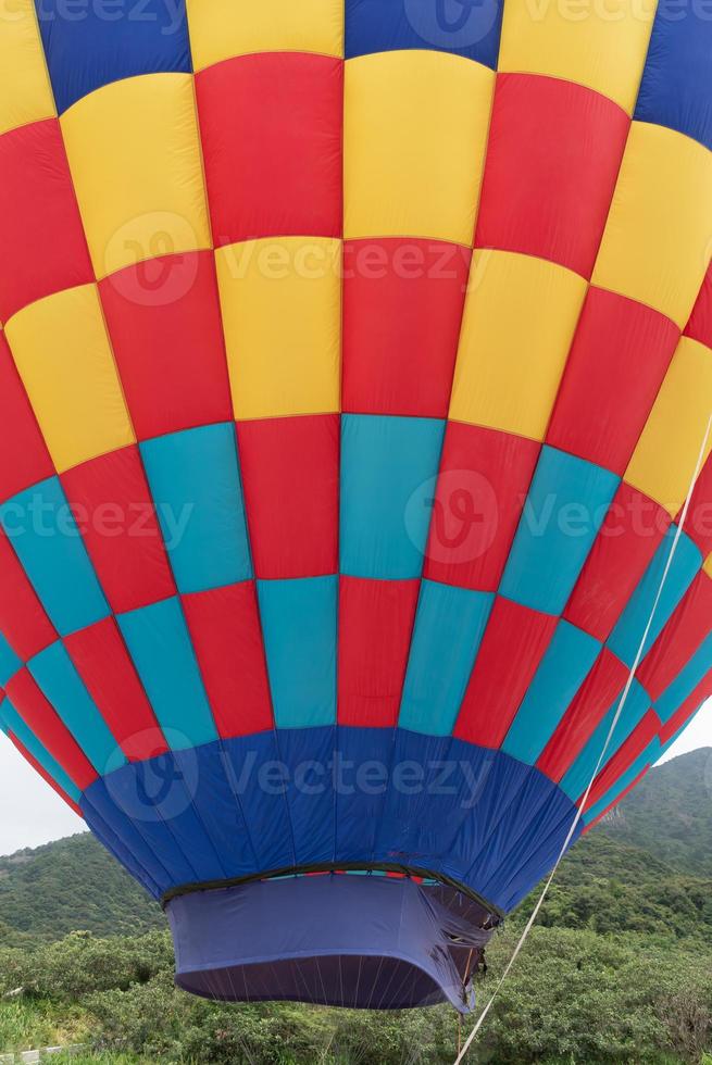 närbild luftballonger med röda, gula och blå fläckar på berget foto