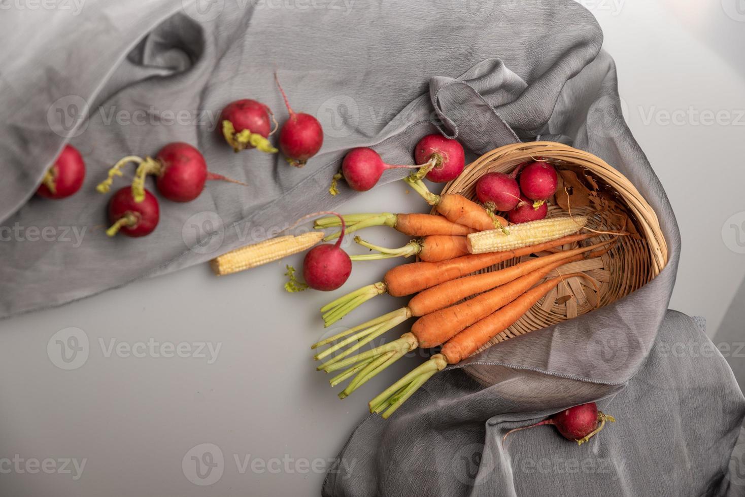 de röda och orange rädisorna finns på den vita duken foto