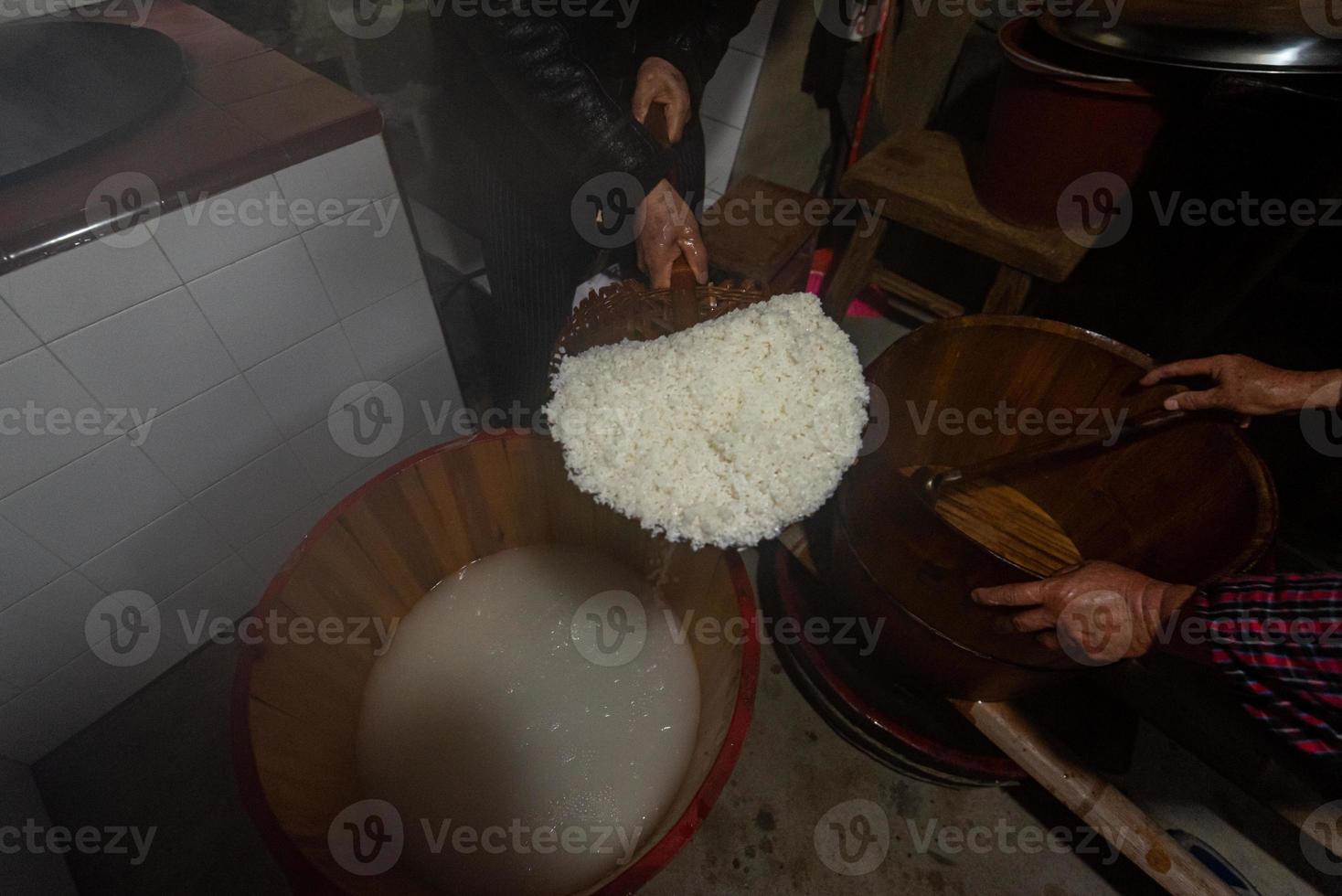tillverkningsprocessen för traditionella kinesiska snacks, risremsor, är en delikatess gjord av ris foto