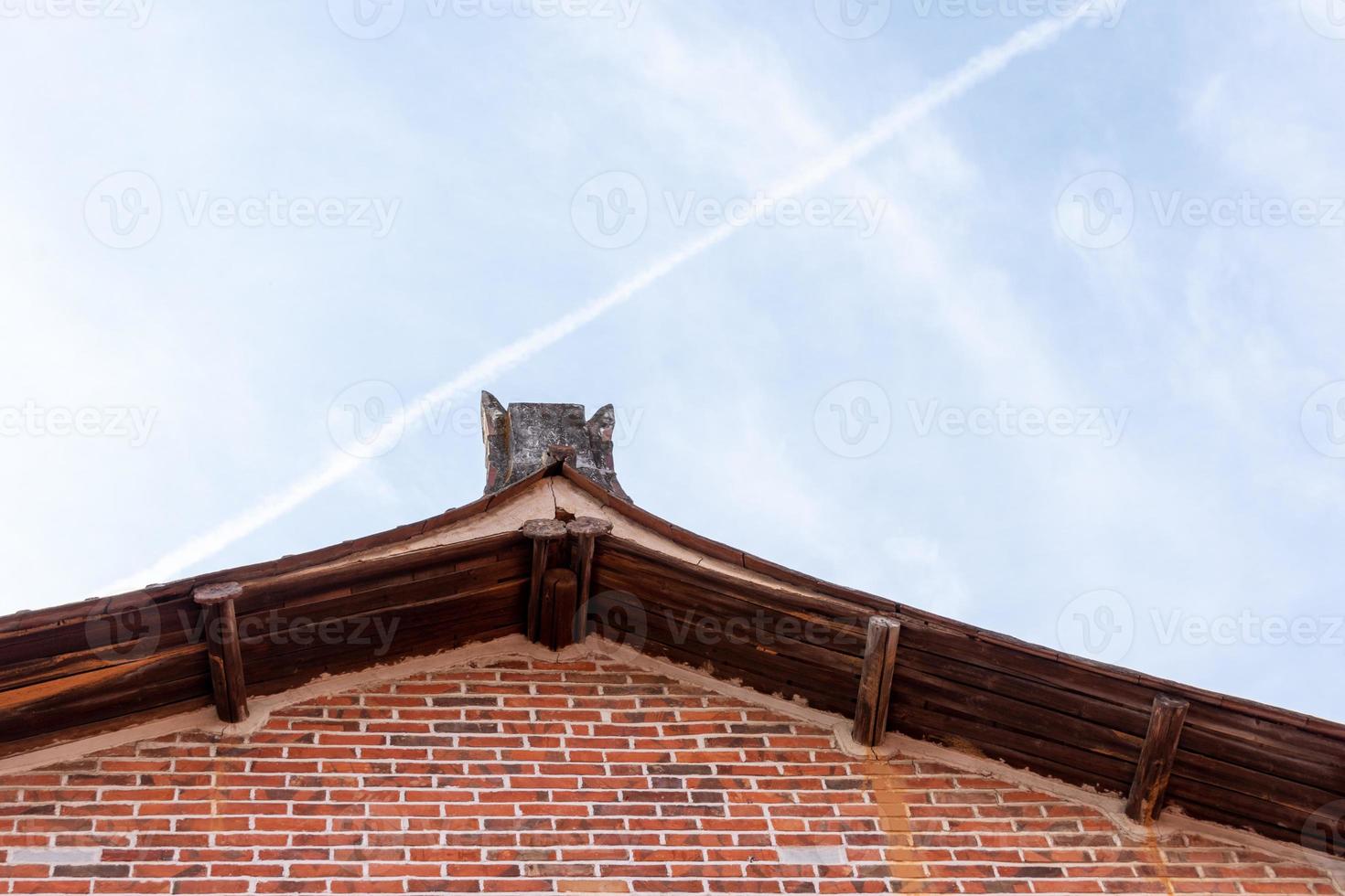 takfoten och hörnen på traditionella kinesiska bostadshus är gjorda av rött tegel och kalk foto