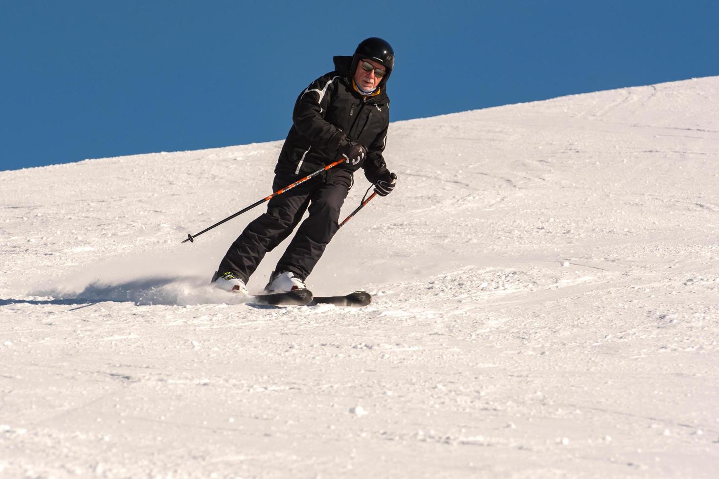 grandvalira, andorra, 3 januari, 2021 - ung man åker skidor i pyrenéerna vid skidorten grandvalira foto