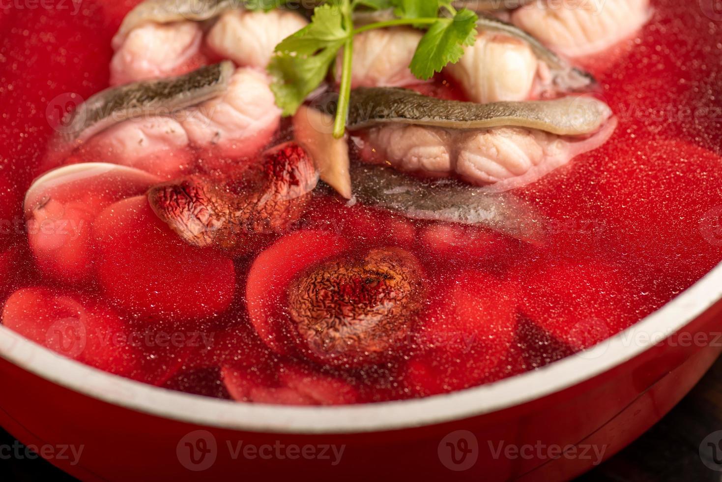 traditionella kinesiska banketträtter, ren fisksoppa med röd svamp foto