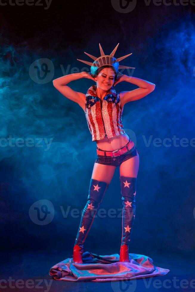 ung kvinna i skede kostym av striptease dansare Framställ foto
