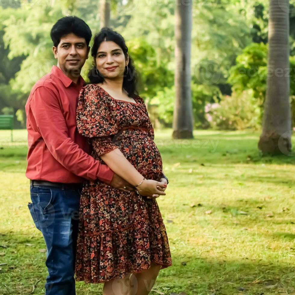 indisk par Framställ för moderskap skjuta utgör för välkomnande ny född bebis i lodhi väg i delhi Indien, moderskap Foto skjuta Gjort förbi föräldrar för välkomnande deras barn, pre bebis Foto skjuta