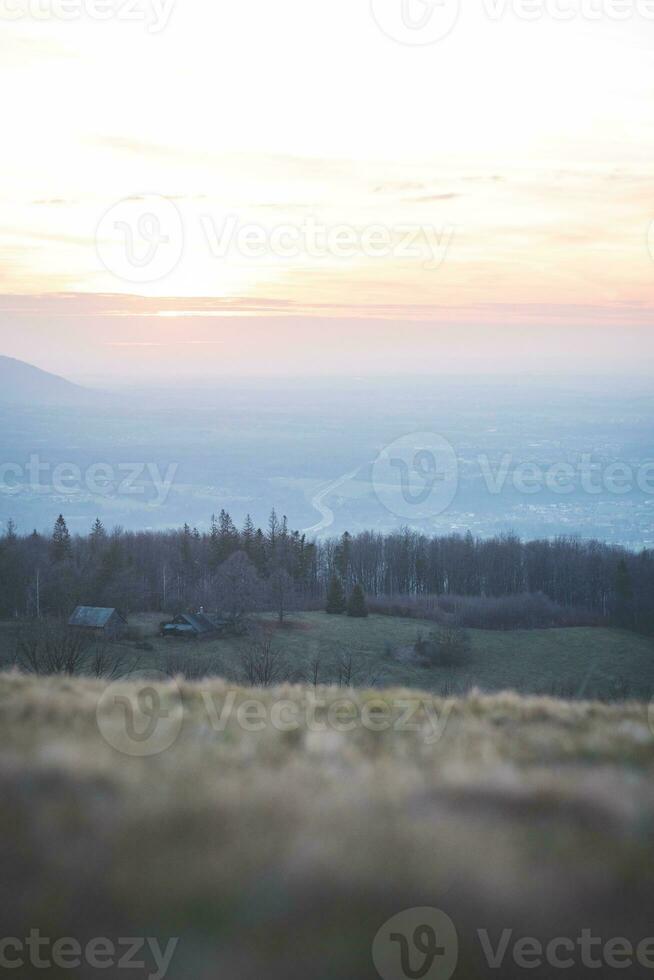 himmel spelar med Allt färger under solnedgång i beskydy berg, på de gräns av slovakien. en hisnande gyllene timme foto